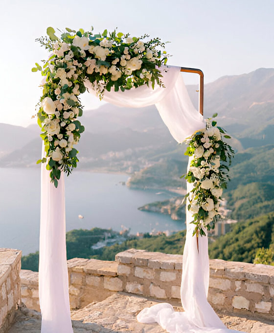 Arco decorado con flores
